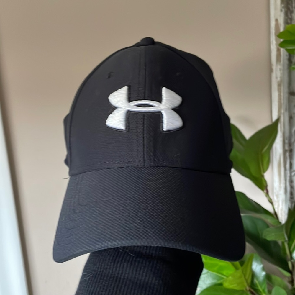 Men’s black under armour hat